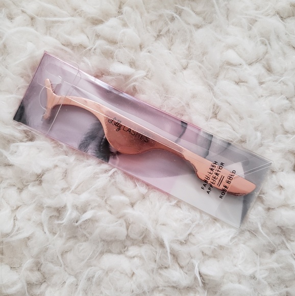 FREE WITH ANY PURCHASE- Lily Lashes Fabu-lash Applicator Rose Gold - Picture 1 of 1